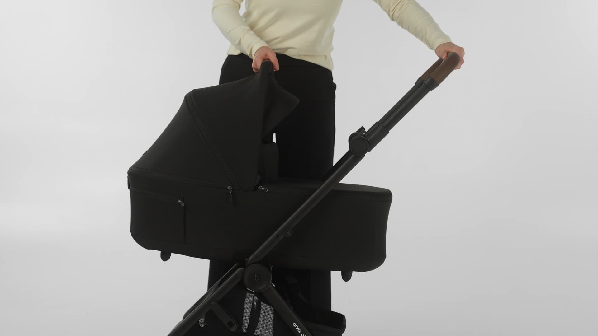 Easy carrycot removing