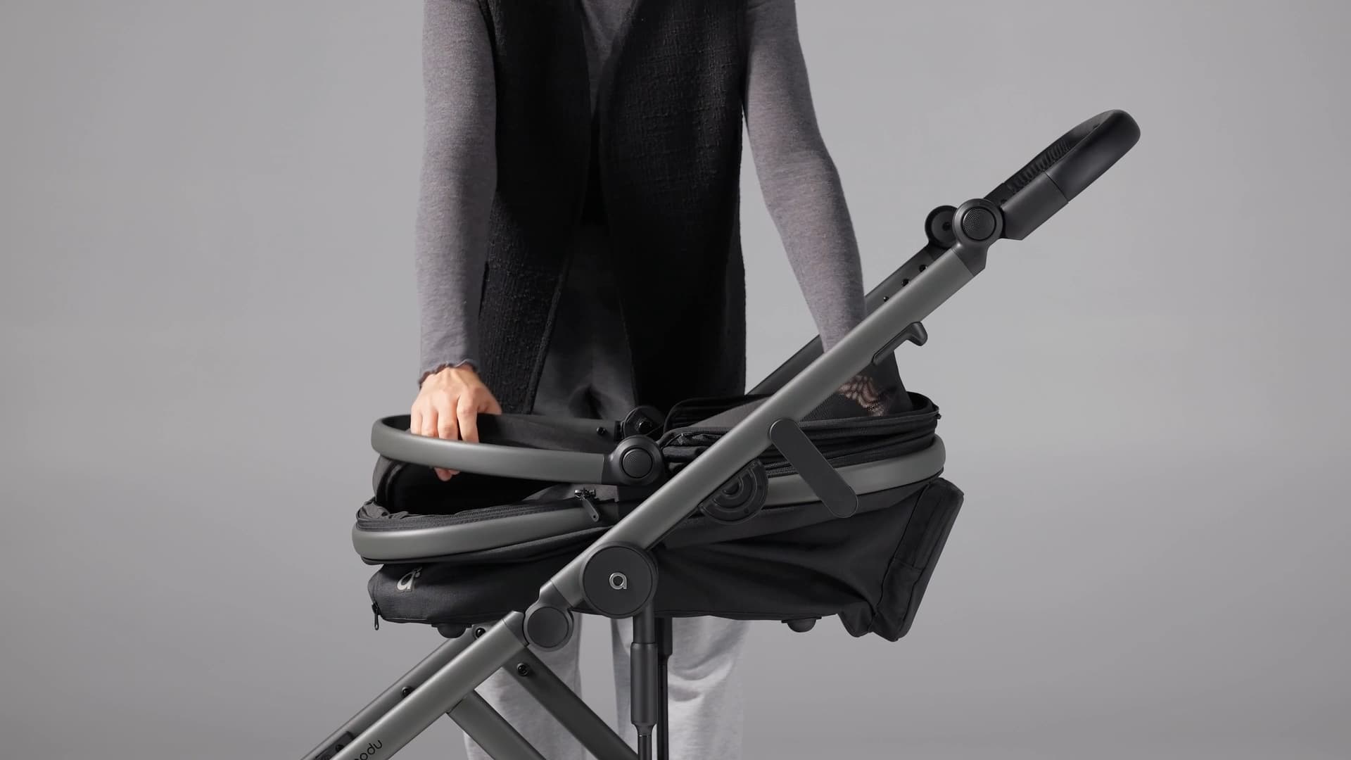 Foldable pet carrycot