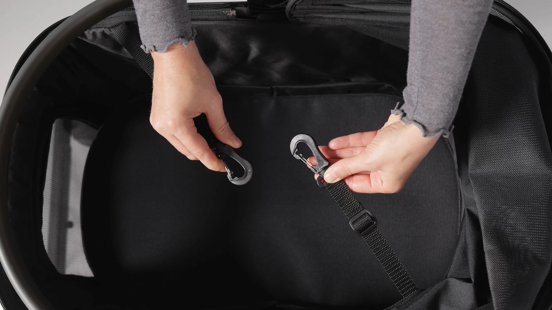 Two built-in leashes for pet security