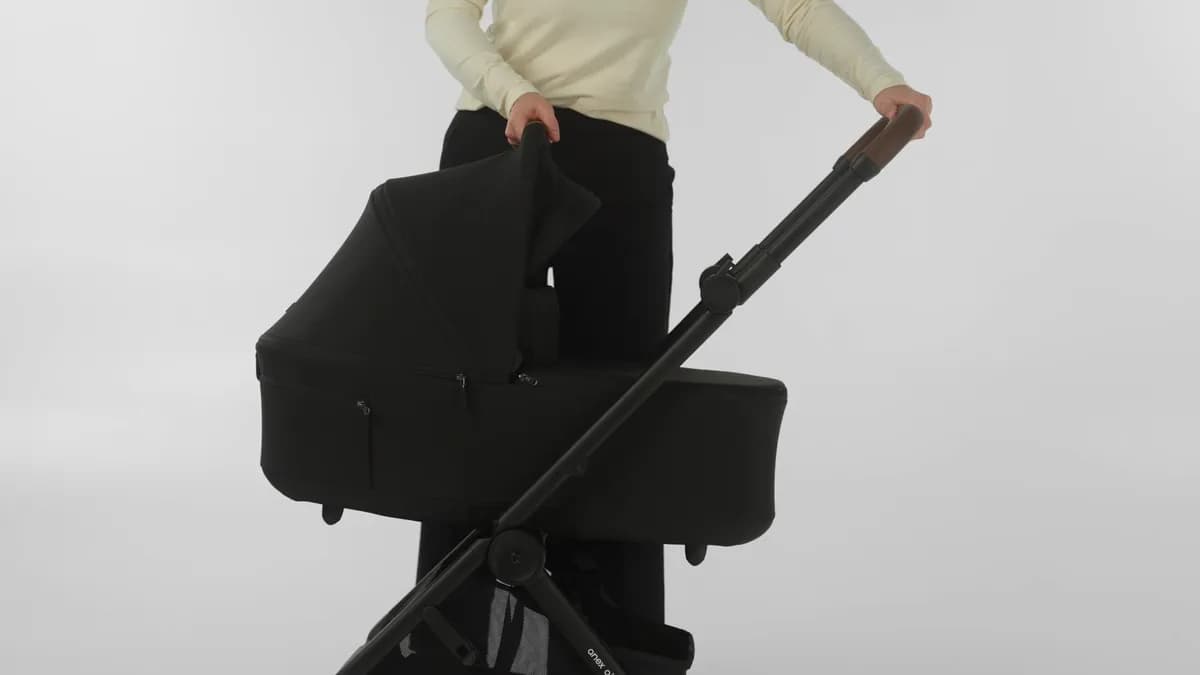 Easy carrycot removing