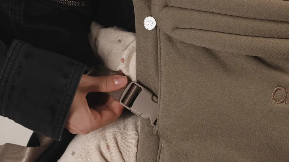 Customizable fit with flexible shoulder straps