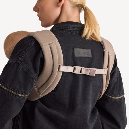 Магнитна катарама и регулируема каишка за лесна и сигурна употреба