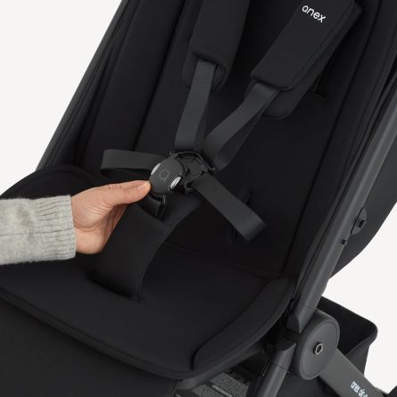 Магнитная пряжка и 5-точечные ремни безопасности