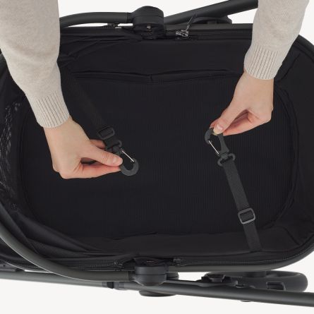 Two built-in leashes for pet security