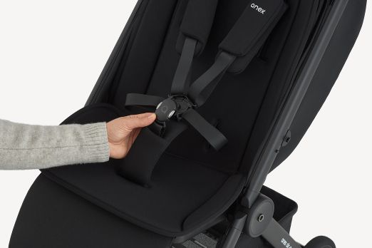 Магнитная пряжка и 5-точечные ремни безопасности