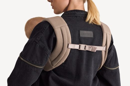 Магнитна катарама и регулируема каишка за лесна и сигурна употреба