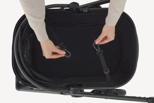 Two built-in leashes for pet security